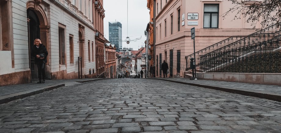 Abbildung der fertiggstellten und gepflasterten Beethovenstraße